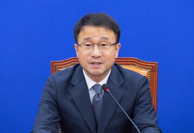 한병도 더불어민주당 당 대표 직무대행 겸 원내대표와 원내대표단이 28일 국회에서 열린 원내대책회의에서 발언하고 있다 사진연합뉴스
