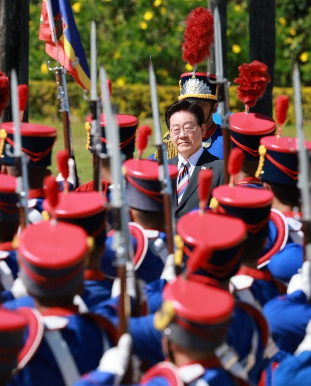 브라질을 국빈 방문한 이재명 대통령이 27일현지시간 브라질리아 대통령관저 앞 광장에서 열린 환영식에서 의장대를 사열하고 있다 사진연합뉴스