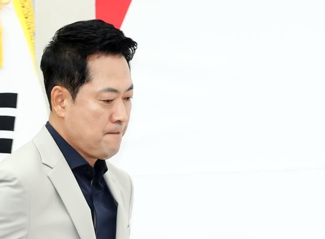 장동혁 국민의힘 대표가 28일 국회에서 열린 선출직 공직자 평가혁신 TF 임명장 수여식 및 1차 회의에 입장하고 있다 사진연합뉴스