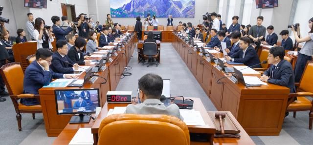 국회 운영위원장인 더불어민주당 한병도 원내대표가 지난 27일 국회에서 열린 운영위원회 전체 회의가 열리고 있다사진연합뉴스
