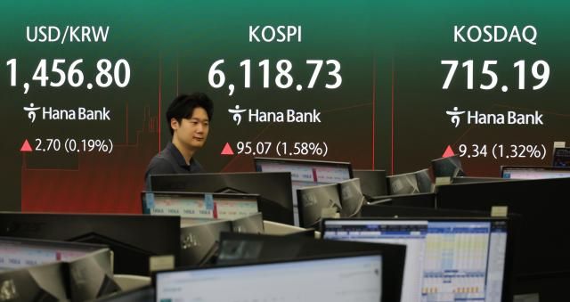 29일 오전 서울 중구 하나은행 딜링룸 모습 사진연합뉴스