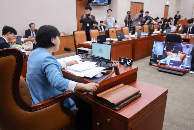 29일 국회에서 열린 법제사법위원회 전체회의에서 위원장인 더불어민주당 서영교 의원이 속개를 선언하고 있다사진연합뉴스