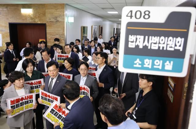 국민의힘 의원들이 29일 국회 법제사법위원회 회의실 앞에서 검사의 보완수사권 폐지 등을 골자로 한 형사소송법 개정안 처리를 규탄하며 처리를 규탄하며 항의 방문하고 있다 사진연합뉴스