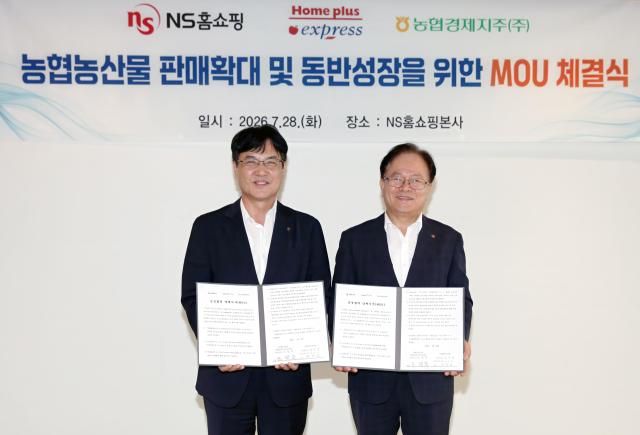 지난 28일 열린 ‘농협농산물의 판매확대 및 동반성장을 위한 업무협약식에서 오른쪽 NS홈쇼핑과 홈플러스 익스프레스의 조항목 대표이사왼쪽 농협경제지주 정승일 산지도매본부장사진NS홈쇼핑