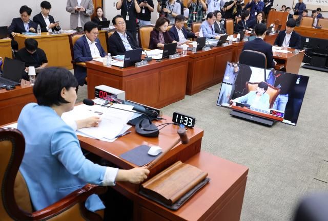 서영교 위원장이 29일 국회에서 열린 법제사법위원회 전체회의에서 형사소송법 개정안의 안건조정위원회 회부를 의결한 뒤 의사봉을 두드리며 정회를 선포하고 있다사진연합뉴스
