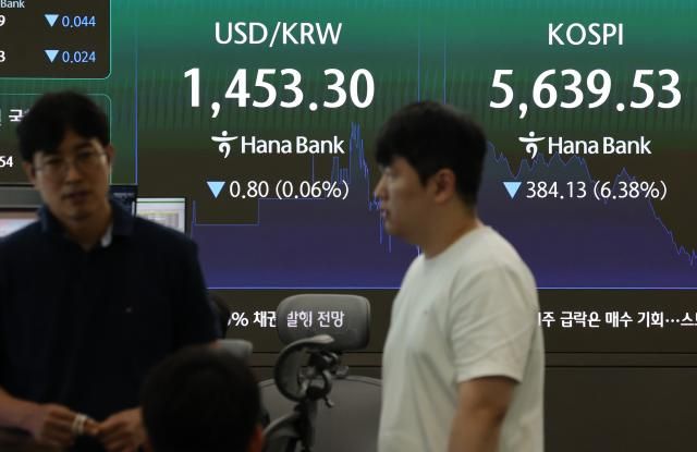 29일 서울 하나은행 본점 딜링룸에 코스피 지수가 표시되고 있다 이날 코스피는 장 초반 12대의 상승세를 보였으나 다시 하락전환해 6000선 아래로 내려왔다 사진연합뉴스