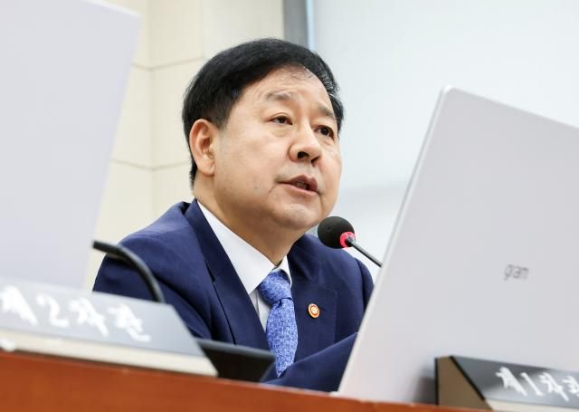 구윤철 부총리 겸 재정경제부 장관이 29일 국회에서 열린 재정경제기획위원회 전체회의에서 위원들의 질의에 답하고 있다 사진연합뉴스