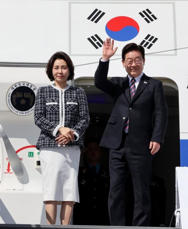 브라질 국빈 방문을 마친 이재명 대통령과 김혜경 여사가 29일현지시간 상파울루 과룰류스 국제공항 공군 1호기에서 환송객에게 인사하고 있다 사진연합뉴스