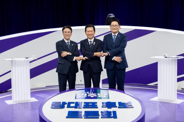 더불어민주당 당권주자인 김민석 후보왼쪽부터 정청래 후보 송영길 후보가 손을 맞잡고 있다 사진연합뉴스