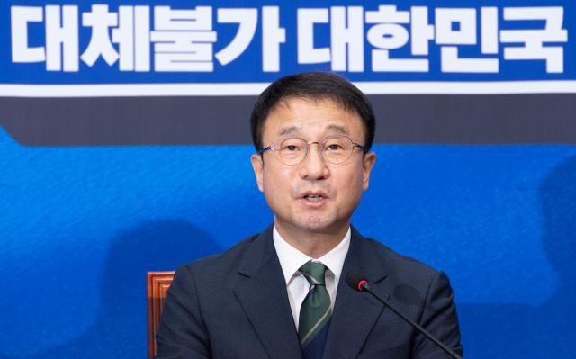 한병도 더불어민주당 당 대표 직무대행 겸 원내대표가 29일 국회에서 열린 최고위원회의에서 발언하고 있다 사진연합뉴스