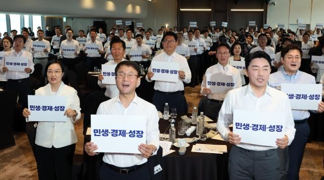 3일 서울 용산구 한 호텔에서 열린 더불어민주당 국회의원 워크숍에서 민주당 한병도 대표 직무대행 겸 원내대표 한성숙 국무총리 등 참석자들이 손팻말을 들고 기념 촬영을 하고 있다사진연합뉴스