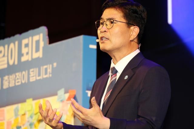 이원택 전북특별자치도지사가 지난 1일 도청 공연장에서 취임식을 하고 있다 사진연합뉴스