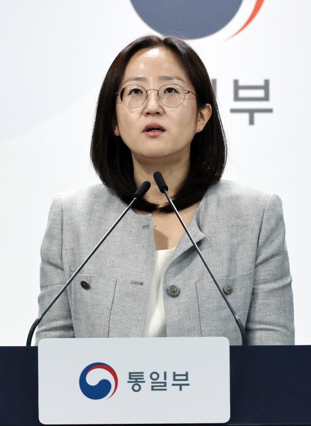  장윤정 통일부 부대변인이 서울 종로구 정부서울청사에서 열린 정례브리핑에서 현안 관련 질문에 답하고 있다 사진연합뉴스 