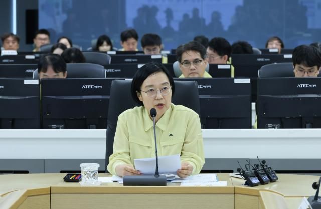  한성숙 국무총리가 3일 서울 서초구 한강홍수통제소 상황실을 방문 여름철 홍수대책을 보고받고 있다사진연합뉴스 