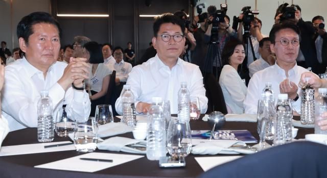 더불어민주당 정청래 전 대표왼쪽부터 송영길 의원 김민석 전 국무총리가 3일 서울 용산구 한 호텔에서 열린 민주당 국회의원 워크숍에 참석해 있다사진연합뉴스