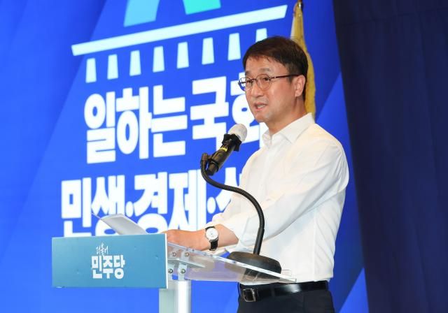 더불어민주당 한병도 대표 직무대행 겸 원내대표가 3일 서울 용산구 한 호텔에서 열린 민주당 국회의원 워크숍에 참석해 인사말하고 있다사진연합뉴스
