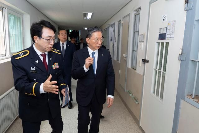 정성호 법무부 장관이 지난달 8일 경기 여주시 소망교도소를 방문해 교정·교화 프로그램 운영 현황과 수용관리 실태를 점검하고 있다 사진연합뉴스