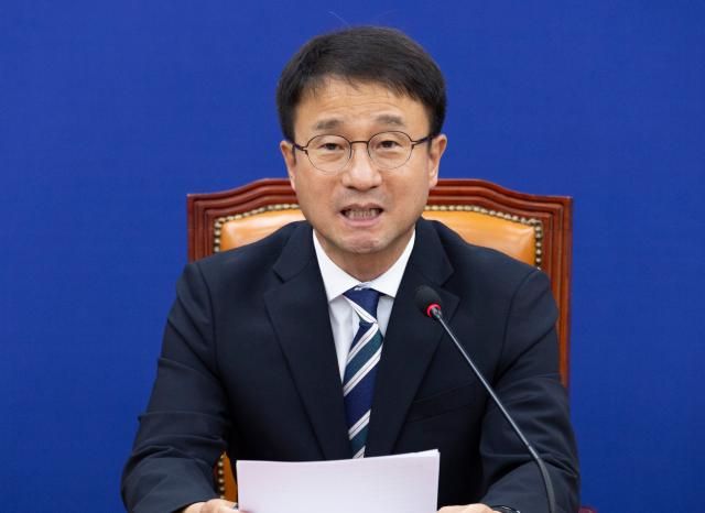 더불어민주당 한병도 당 대표 직무대행 겸 원내대표가 지난 2일 국회에서 열린 정책조정회의에서 발언하고 있다사진연합뉴스