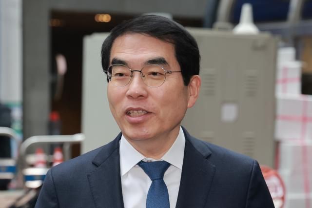 6·3 지방선거 경기도지사에 도전하는 더불어민주당 양기대 전 의원이 24일 서울 영등포구 여의도 더불어민주당 중앙당사에서 열린 광역단체장 후보 면접에 참석하며 취재진과 인터뷰하고 있다사진연합뉴스