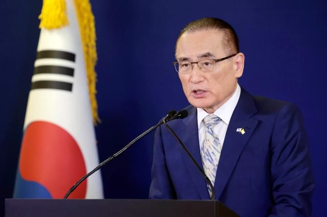 이재명 대통령의 이탈리아 국빈방문을 수행 중인 위성락 국가안보실장이 지난달 15일현지시간 로마 한 호텔의 한국 프레스센터에서 이 대통령과 레오 14세 교황 단독 면담 관련 브리핑을 하고 있다 사진연합뉴스
