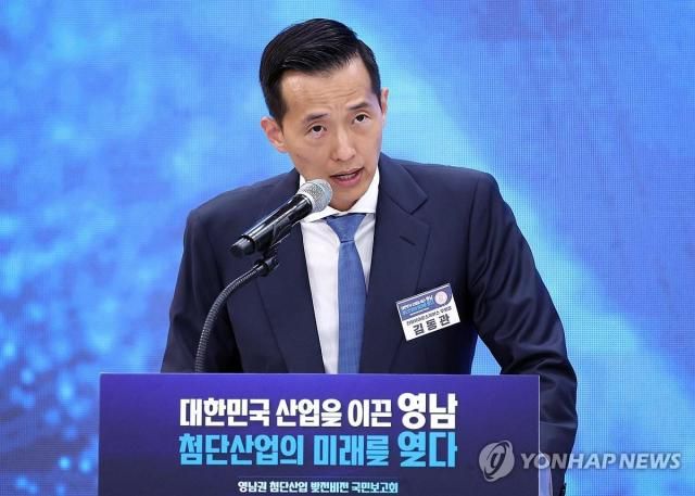김동관 한화그룹 부회장이 3일 경남 진주시에서 이재명 대통령 주재로 열린 영남권 첨단산업 발전비전 국민보고회에서 투자계획을 발표하고 있는 모습 사진청와대통신사진기자단