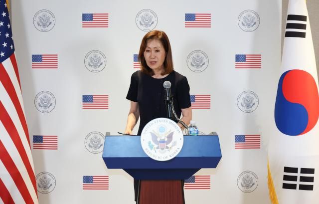 주한미국대사에 부임한 미셸 스틸 대사가 30일 인천국제공항을 통해 한국에 도착 2터미널 행사장에서 성명 발표를 하고 있다 사진연합뉴스 