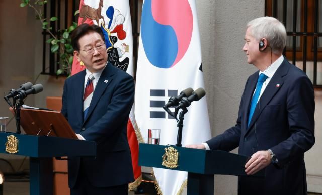 이재명 대통령이 30일현지시간 산티아고 대통령궁에서 열린 호세 안토니오 카스트 칠레 대통령과의 공동 언론발표에서 발언하고 있다 사진연합뉴스