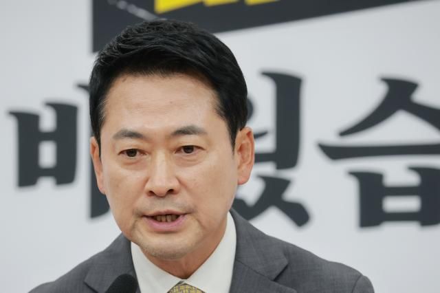 장동혁 국민의힘 대표가 30일 국회에서 이날 본회의를 통과한 선관위 특검법과 관련해 기자회견하고 있다 사진연합뉴스