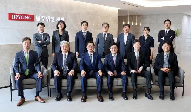 앞줄 왼쪽부터 반시계방향으로 박상배 강경운 변호사 사봉관 대표변호사센터장오준석 고문 송경훈부센터장 김범희 송도영 김이태 김영수 최정규 서동천 서준희 이석재 변호사 사진법무법인 지평