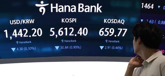 30일 오전 서울 중구 하나은행 딜링룸 현황판 사진연합뉴스