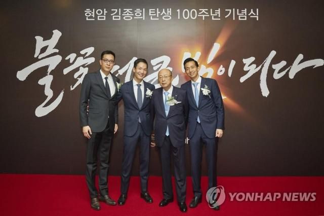 서울 영등포구 63컨벤션센터에서 열린 현암 김종희 회장 탄생 100주년 기념식에서 김동선 한화호텔앤드리조트 전무좌측부터 김동원 한화생명 부사장 김승연 한화그룹 회장 김동관 한화솔루션 부회장이 기념 촬영하고 있다 사진한화그룹