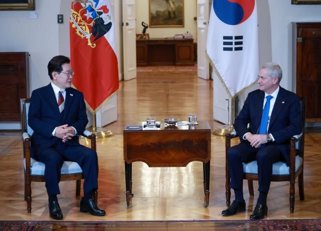 이재명 대통령과 호세 안토니오 카스트 대통령이 30일현지시간 산티아고 대통령궁에서 정상회담을 하고 있다 사진연합뉴스