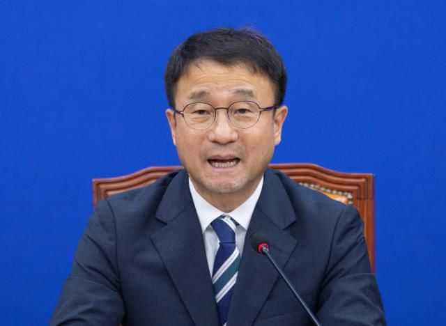한병도 더불어민주당 당 대표 직무대행 겸 원내대표가 30일 국회에서 열린 정책조정회의에서 이날 오후 열릴 국회 본회의에서 처리할 법안들에 대해 말하고 있다 사진연합뉴스