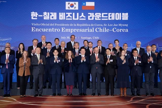 이재명 대통령이 30일현지시간 칠레 산티아고 한 호텔에서 한-칠레 비즈니스 라운드 테이블에서 참석자들과 기념촬영을 하고 있다 사진연합뉴스