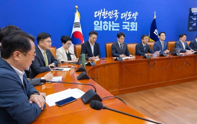 더불어민주당 한병도 당 대표 직무대행 겸 원내대표가 30일 국회에서 열린 정책조정회의에서 발언하고 있다사진연합뉴스