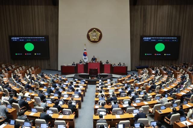 30일 국회에서 열린 7월 임시국회 제3차 본회의에서 제9회 전국동시지방선거 투표용지 부족 사태 등 국민참정권 침해 의혹 진상규명을 위한 특별검사의 임명 등에 관한 법률안이 통과되고 있다 사진연합뉴스