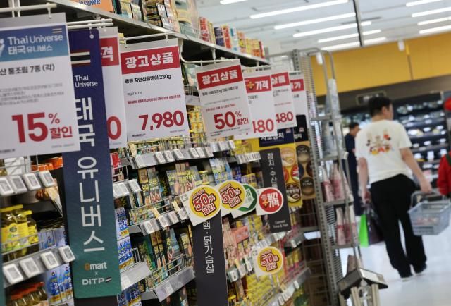 생활물가 안정될까 서울연합뉴스 김주형 기자 16일 서울의 한 대형 마트에서 시민들이 장을 보고 있다 이날 한국은행 금융통화위원회는 물가안정을 위해 기준금리를 연 250에서 275로 025포인트 인상했다 신현송 한국은행 총재는 금리 인상 기조를 언제까지 유지할 거냐는 질문에 물가 상승률이 목표 수준까지 안정적으로 수렴한다는 확신이 들 때까지 대응하겠다고 말했다 2026716 kjhpressynacokr2026-07-16 145623 저작권자 ⓒ ㈜연합뉴스 무단 전재 재배포 금지 AI 학습 및 활용 금지저작권자 ⓒ ㈜연합뉴스 무단 전재 재배포 금지 AI 학습 및 활용 금지