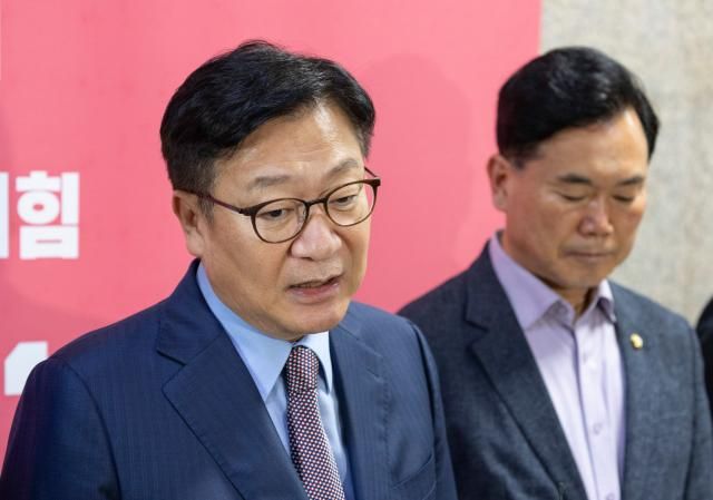 검찰 보완수사권 완전폐지 법안형사소송법 개정안이 여당 주도로 국회 본회의를 통과한 30일 오후 정점식 국민의힘 원내대표가 국회에서 형소법 개정안 통과 관련 입장을 밝히고 있다 사진연합뉴스