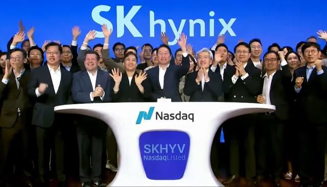 최태원 SK 회장과 곽노정 SK하이닉스 대표 등 관계자들이 10일현지시간 미국 뉴욕 타임스스퀘어에 위치한 나스닥 마켓사이트에서 열린 SK하이닉스 미국주식예탁증서ADR 상장 기념 오프닝벨 행사에서 박수를 치고 있다 사진연합뉴스