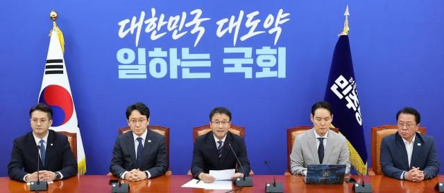 한병도 더불어민주당 당 대표 직무대행 겸 원내대표가 31일 국회에서 기자회견을 열고 청와대 특별감찰관 후보로 최길수 변호사를 추천한다고 말하고 있다 사진연합뉴스