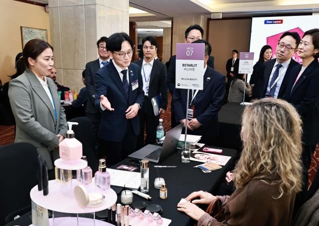 김정관 산업통상부 장관이 30일현지시간 칠레 산티아고 쉐라톤호텔에서 이재명 대통령 칠레 공식 방문을 계기로 열린 수출상담회장을 둘러보고 있다 사진산업통상부