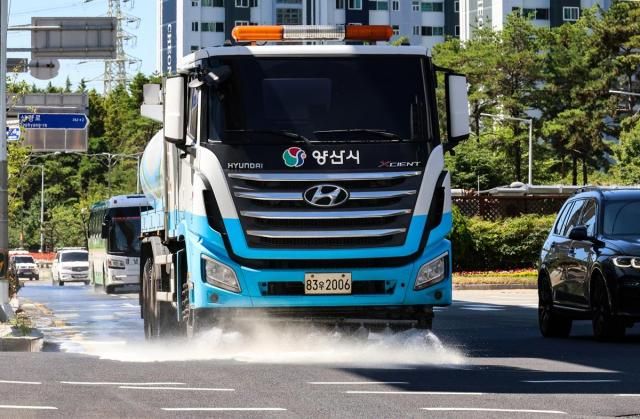 도로 열기 식히는 살수차 사진연합뉴스