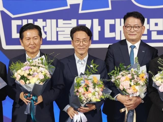 더불어민주당 당 대표 예비경선을 통과한 정청래왼쪽부터 김민석 송영길 후보가 23일 국회 의원회관에서 당 대표·최고위원 예비경선 결과 발표 뒤 단상에 올라 기념 촬영하고 있다 사진연합뉴스