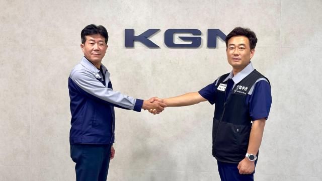 황기영왼쪽 KGM 대표이사와 노철 노동조합 위원장이 악수를 하고 있다