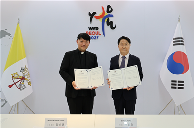 김남균 2027 서울 세계청년대회 조직위원회 사무총장 신부왼쪽와 박상오 신라에이치엠 대표가 지난 30일 서울 중구 천주교 서울대교구청에서 숙박·연회 협력을 위한 업무협약을 체결한 뒤 기념촬영을 하고 있다사진 2027 서울 세계청년대회 조직위
