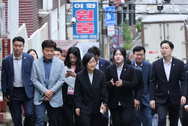 한성숙 국무총리가 4일 오후 서울 서대문구 신촌에 위치한 원룸 밀집지역을 둘러보고 있다 사진연합뉴스