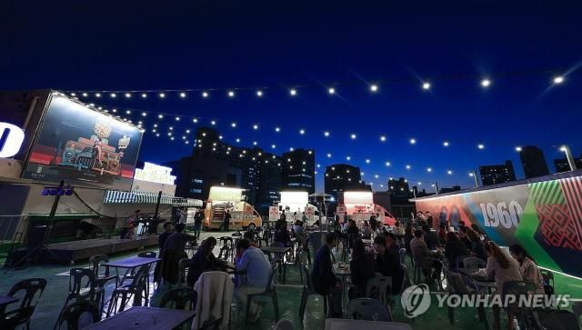  2일 오후 서울 동대문구 경동시장 청년몰 옥상에 들어선 야시장을 찾은 시민들로 북적이고 있다 2023112
