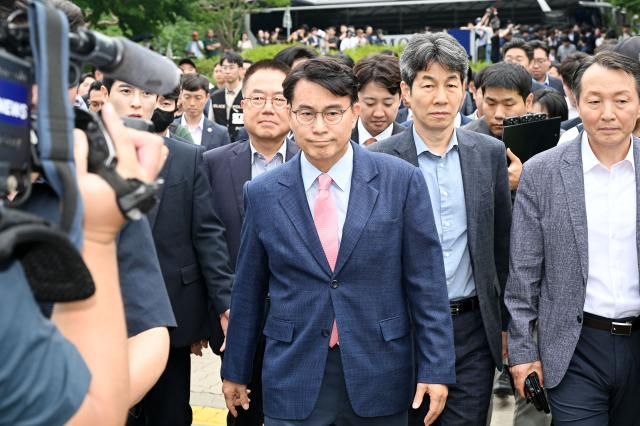 국회 제9회 전국동시지방선거 투표용지 부족 사태 등 국민 참정권 침해 진상규명 및 선거관리 개혁을 위한 국정조사 특별위원회 위원장인 윤상현 국민의힘 의원과 특위위원들이 지난 2일 현장 조사를 위해 서울 송파구 올림픽공원 핸드볼경기장 개표소로 향하고 있다 사진연합뉴스