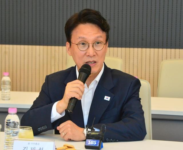 더불어민주당 당권 주자로 거론되는 김민석 전 국무총리가 2일 충북 청주시 SK하이닉스 4캠퍼스를 방문해 가진 간담회에서 발언하고 있다 사진연합뉴스