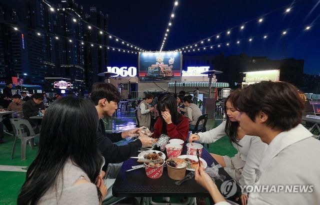  2일 오후 서울 동대문구 경동시장 청년몰 옥상에 들어선 야시장을 찾은 시민들로 북적이고 있다 2023112